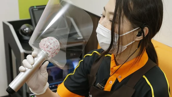 Karaoke-S&auml;ngerin - &copy; Foto: ---/Kyodo/dpa