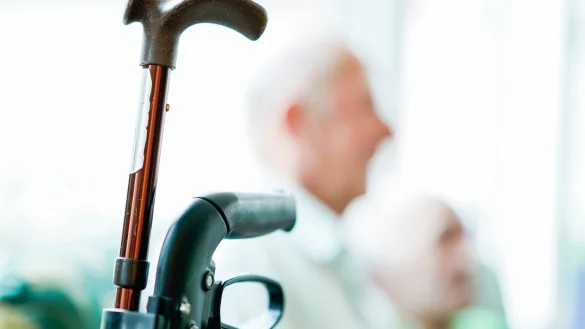 Rollator und Gehstock - &copy; Foto: Uwe Anspach/dpa