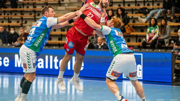 Tim Suton (TBV Lemgo, #23) gegen Jacob Bagersted (Frisch Auf Goeppingen #14) und Nicolai Theilinger (Frisch Auf Goeppingen #03), Frisch Auf Goeppingen vs. TBV Lemgo, 1. Bundesliga, Handball, Herren, 29.10.2020 - &copy; Eibner-Pressefoto / Michael Schmid