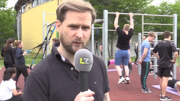 LZ-Mitarbeiter Benjamin Durik vor dem Gerüst am Lüttfeld-Berufskolleg. - © Screenshot LZ