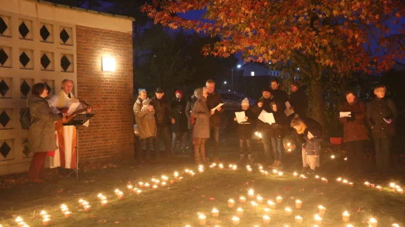 Pastor Dr. Markus Jacobs freut sich &uuml;ber die rege Teilnahme der Augustdorfer, die mit der Kirchengemeinde und der Caritas ein Zeichen f&uuml;r Solidarit&auml;t setzen wollen. Dazu wurde gemeinsam gesungen und Spenden gesammelt. - &copy; Alina Hetland