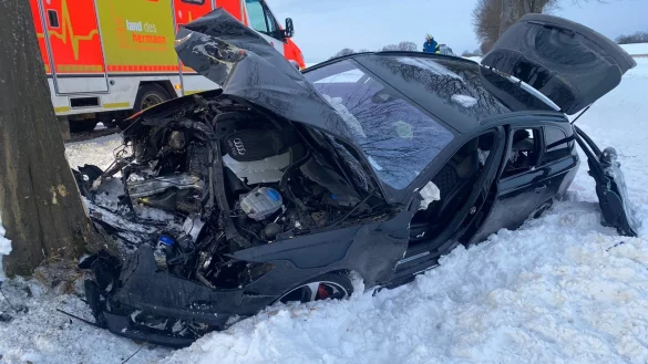 Am Montagmorgen ist ein Audi auf der Heidenschen Stra&szlig;e gegen einen Baum geprallt. - &copy; Freitag Medien Gruppe