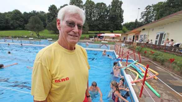 Bodo Schultz leitet das DLRG-Training im Freibad Schieder durch das 23 bis 25 Grad Celsius warme Wasser. - &copy; Vera Gerstendorf-Welle