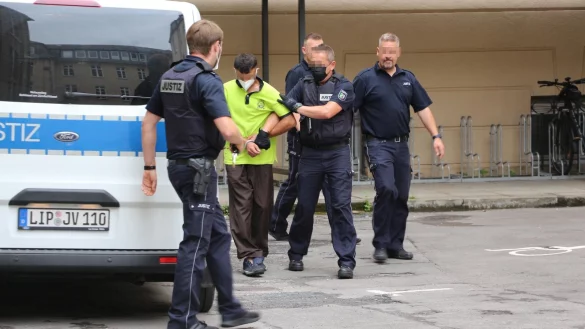 Elchin A. wird nach dem Haftpr&uuml;fungstermin in die JVA gebracht. - &copy; Janet K&ouml;nig