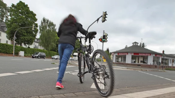 Sicher über die Straße: Radfahrer können entlang der B1 einen Radweg mit eigenen Ampeln nutzen. Der ADFC prüft nun, ob es hier zu übermäßig langen Wartezeiten kommt.  - © Vera Gerstendorf-Welle