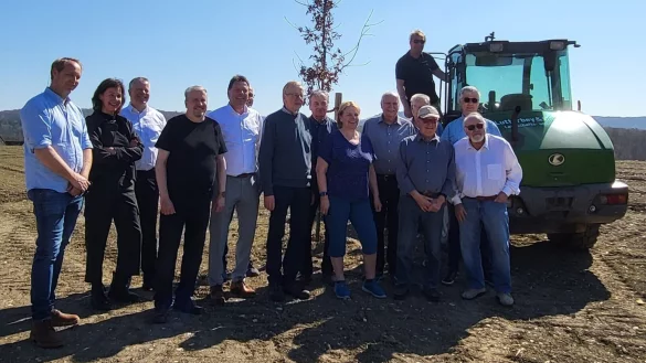 Gemeinsam freuen sich über den neuen Bürgerwald in Pivitsheide: Vorstandsmitglieder des Heimat- und Verkehrsvereins Pivitsheide VL sowie des Vereins Bürgerwald Detmold e. V. und freiwillige Helfer. - © Heimat- und Verkehrsverein Pivitsheide