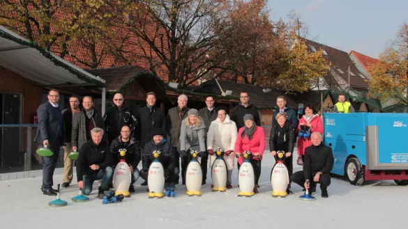 Die Sponsoren freuen sich auf den Start der Lemgoer Eiswelt. - &copy; Carolin Brokmann-F&ouml;rster