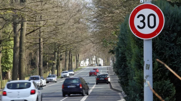 Hier galt bis vor Kurzem noch Tempo 50. Nun sind der bisher nur werktags zwischen 7 und 16 Uhr geltende Tempo-30-Bereich vor der Waldorfschule und der ab der Kreuzung Woldemarstra&szlig;e zu einem l&auml;ngeren dauerhaft geltenden Tempo-30-Bereich verbunden.&nbsp; - &copy; Bernhard Preuss
