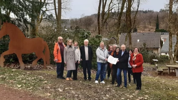 Kurdirektor Thorsten Brandt und Bürgermeister Heinz-Dieter Krüger freuen sich mit Vertretern des Ortsvereins, der Politik und der Bezirksregierung über die Re-Zertifizierung des Luftkurorts. - © GesUndTourismus Horn-Bad Meinberg