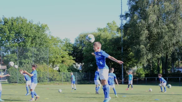 Kopfballtraining beim SVE Jerxen-Orbke. - &copy; Karolina Schmidt