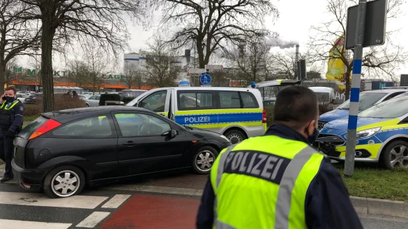 Apruptes Ende: Die Verfolgungsjagd, bei der ein Paar am Mittwoch versuchte, vor der Polizei zu flüchten, fand ihren Halt vor einem Laternenmast. - © Thomas Reineke