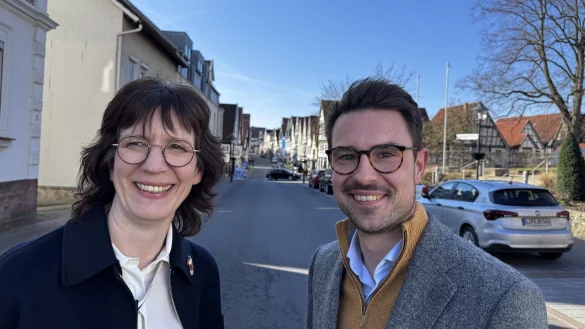 Denken positiv: Kathrin Ridder und André Köller von Blomberg Marketing sind stolz auf die Stärken, die die Stadt über eine idyllische Altstadt hinaus zu bieten hat. - © Marianne Schwarzer