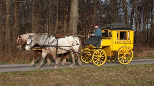 Historisches Gespann: Hans-J&ouml;rg Siepert sitzt auf dem Bock der von ihm restaurierten Postkutsche, mit der fr&uuml;her in Lage Pakete und Briefe ausgeliefert wurden. Regelm&auml;&szlig;ig unternimmt er Ausfahrten mit dem geschichtstr&auml;chtigen Wagen. - &copy; Privat