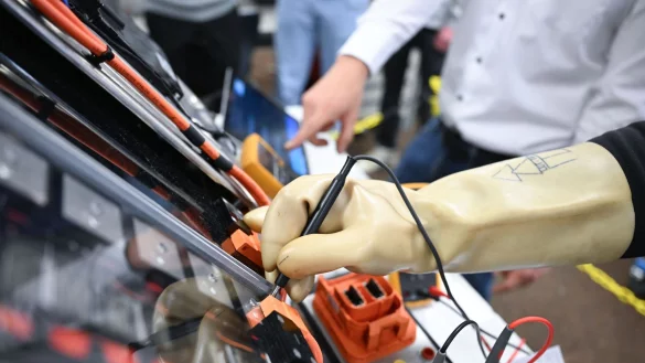 Ausbildung, zum Beispiel (wie hier) als Kfz-Mechatroniker? Für viele Jugendliche offenbar nicht besonders attraktiv. Sie wollen lieber jobben. - © Bernd Weißbrod/dpa