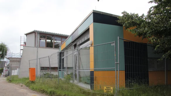 Der neue Anbau an der Grundschule Kampstraße fügt sich optisch in den Bestand ein. Zwei Klassenräume und eine neue Mansa für die OGS entstehen hier. - © Carolin Brokmann-Förster