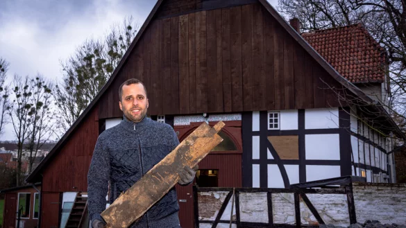 Vor rund einem Jahr hat Murat Erbach den Hof in der Sporker Stra&szlig;e erworben und ist seitdem dabei, das denkmalgesch&uuml;tzte Haupthaus in Eigenleistung zu renovieren. - &copy; Raphael Bartling