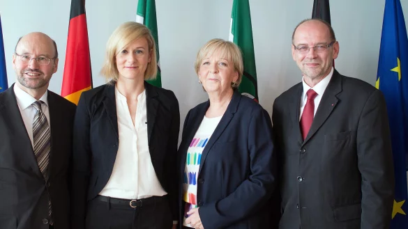 Neu im Team (v.li.): Der Chef der Staatskanzlei und der neue Europa- und Medienminister, Franz-Josef Lersch-Mense, die neue Familienministerin Christina Kampmannaus Bielefeld, die nordrhein-westf&auml;lische Ministerpr&auml;sidentin HanneloreKraft und der neue neue Arbeitsminister Rainer Schmeltzer (alle SPD) stehen in der D&uuml;sseldorfer Staatskanzlei. - &copy; picture alliance / dpa