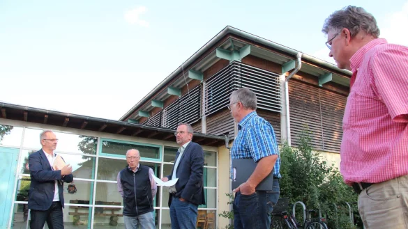 Sportst&auml;tten-Besichtigung: (von links) Sportausschussvorsitzender Andreas Fritz, Friedrich Schn&uuml;ll, Klaus Landrock, Klaus Schmiedeskamp und Rudolf St&ouml;lting vor der Turnhalle der Grundschule Hardissen. - &copy; Cordula Gr&ouml;ne