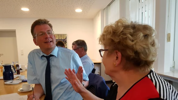 Rege Diskussion: Patientenfürsprecherin Karen Tank und der Patientenbeauftragte der Bundesregierung, Dr. Ralf Brauksiepe, hatten sich beim Besuch im Klinikum Lippe einiges zu sagen. - © Marianne Schwarzer