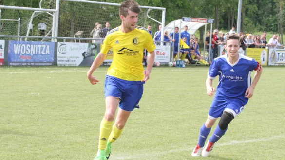 Freie Bahn f&uuml;r Marcel Walek: Der L&uuml;gder hat Jannik M&uuml;ller, Kapit&auml;n des TSV Rischenau, hinter sich gelassen, findet aber keinen Mitspieler. - &copy; Sebastian Lucas