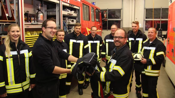 Uniformen für die Neuen: Katharina Lüke  (von links), Sebastian Bullmann, Erwin Kröker, Mirco Heine, Benjamin Till, Klaus Steinmeier, Andreas Jakoby, Dustin Schenkel und Jörg Diekmann. - © Cordula Gröne