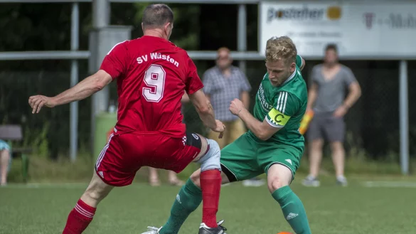 Kampfstark: Hier verlädt Ahmsens Kapitän Tobias Frenzel (rechts) den Wüstener Jörg Broschinski. In der neuen Saison soll frühzeitig der Klassenerhalt geschafft werden. - © Archiv: Egon Penner