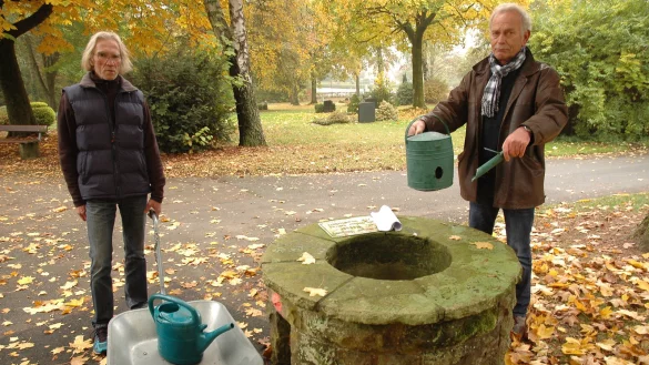 Sind maßlos enttäuscht: (von links) Dieter Opitz und Manfred Reuter sind mit der Wassersituation im südöstlichen Teil des Steinheimer Friedhofes in Horn sehr unzufrieden. Sie verweisen auch darauf, dass einige Gießkannen völlig marode seien. - © Archivfoto: Manfred Brinkmeier