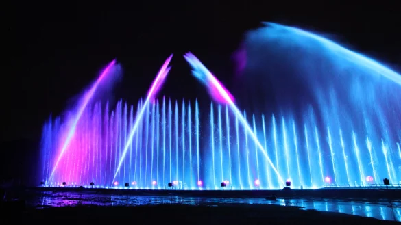 So k&ouml;nnte es aussehen: Mitten im historischen Bad Meinberger Kurpark wird neben der Eisbahn ein gro&szlig;es Becken f&uuml;r die Wasserspiele aufgebaut. Mit Hilfe von Projektionen entstehen dabei Formen und Farben &ndash; passend zu Weihnachten, Silvester und Neujahr. Das Spiel mit Bild und Ton soll bei den Zuschauern f&uuml;r G&auml;nsehaut sorgen. - &copy; Privat