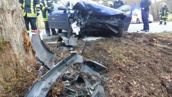 Die Feuerwehr zieht den Unfallwagen mit einer Seilwinde aus dem Stra&szlig;engraben. - &copy; Feuerwehr Kalletal