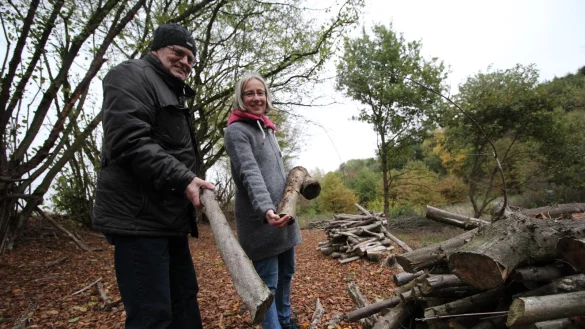 Hier wird aufger&auml;umt: Bernhard Brautlecht und Christiane Stolz von der NABU-Ortsgruppe in Blomberg zeigen, wo sie die &uuml;ppigen Haselnussstr&auml;ucher entfernt haben. - &copy; Jan Ahlers