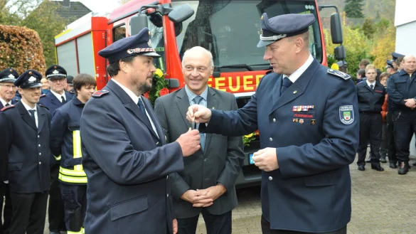 Bei der Schl&uuml;ssel&uuml;bergabe: Gruppenf&uuml;hrer J&ouml;rg Wallbaum, B&uuml;rgermeister Klaus Geise und Wehrf&uuml;hrer Joachim Hartfelder (von links). - &copy; Nicole Ellerbrake