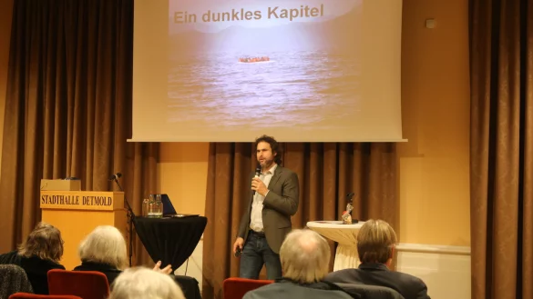 Die "kleinen Stadthalle" f&uuml;llt sich mit Aktivisten und Unterst&uuml;tzern der Seenotrettung; Anlass ist ein Vortrag des Sea-Eye Begr&uuml;nders Michael Buschmeier zur politischen Lage im Mittelmeer. - &copy; Alina Hetland