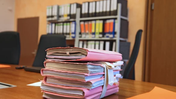 Die Akten zum Fall um den selbsternannten F&uuml;hrerscheink&ouml;nig sind dick. Droht der Prozess jetzt zu platzen? - &copy; Archivfoto: Vera Gerstendorf-Welle