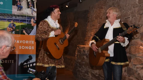 Kameramann Reinhard J&auml;ger (von links) r&uuml;ckt Gitarrsit Tony Kaltenberg und Bassist Carsten Hormes in den Fokus. Das Duo dreht im Schloss Brake ein Musikvideo f&uuml;r ihre Konzertreihe "Favourite Songs at Favourite Places". - &copy; Raphael Bartling