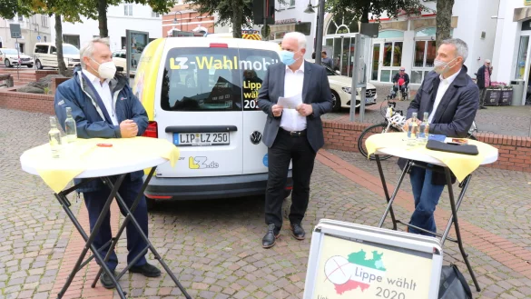 B&uuml;rgermeister Dr. Roland Thomas (links) und sein Herausforderer Dirk Tolkemitt (rechts) stellen sich beim LZ-Wahlmobil den Fragen von Redakteur Thomas Reineke. - &copy; Alexandra Schaller