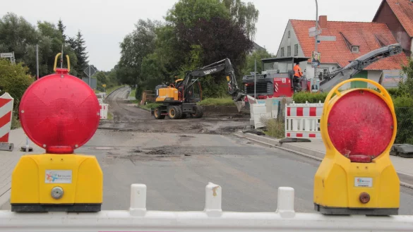 Schweres Ger&auml;t tr&auml;gt auf der Hohenhauser Stra&szlig;e zwischen Sch&uuml;renbreder Weg / Diekbrede und Rafelder Stra&szlig;e derzeit die Asphaltschicht ab. - &copy; Carolin Brokmann-F&ouml;rster