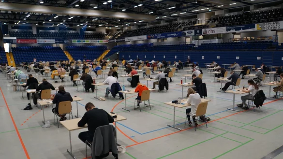 Wenn die Schulen ab Montag wieder in den Vollbetrieb gehen, sind Abstandhalten und ausreichend Bel&uuml;ftung Pflicht &ndash; nicht nur in Pr&uuml;fungssituationen wie hier in der Phoenix-Contact-Arena, wo Berufssch&uuml;ler ihre Pr&uuml;fung ablegen. - &copy; Hanse-Berufskolleg