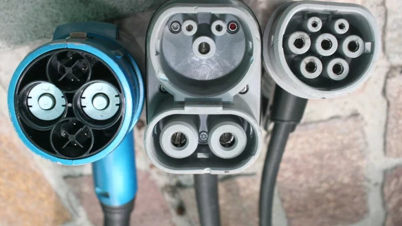 Stecker der Gleichstrom-Ladesstandards (von links) CHAdeMO und CCS sowie ein Wechselstrom-Ladestecker Typ 2. - &copy; Wikimedia Commons/Paul Sladen