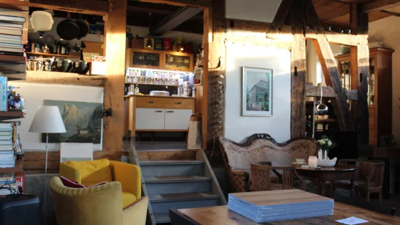 Der Wohnraum geht vom Haupthaus aus in den Anbau &uuml;ber und vereint alte mit neuen Elementen. - &copy; Sandra Castrup