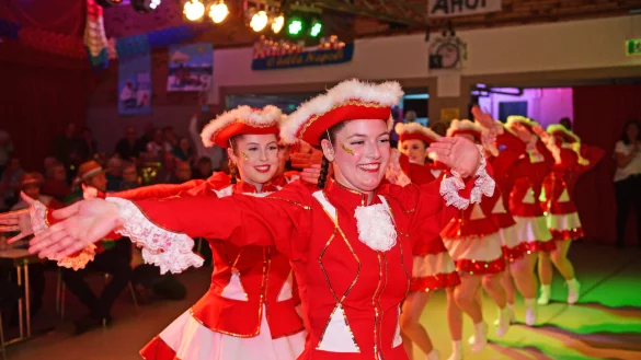 Die Funkengarde begeistert das Publikum mit energiegeladem Tanz. - © Nicole Ellerbrake