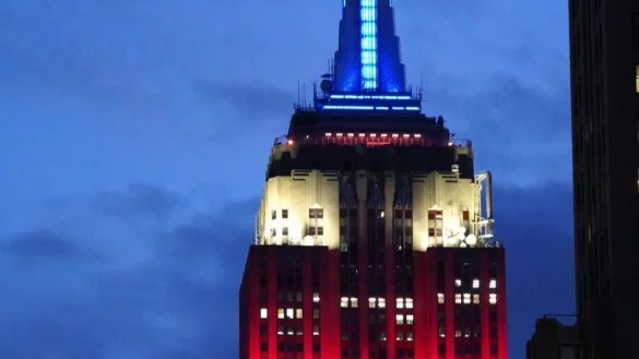 Die Spitze des Empire State Buildings in New York leuchtet am 3. November zur US-Wahl in den amerikanischen Nationalfarben. - &copy; Sonia Moskowitz Gordon/ZUMA Wire/dpa