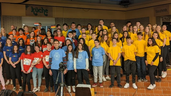 Sch&uuml;ler aus Italien (gr&uuml;n), Schweden (dunkeblau), Niederlande (orange), Frankreich (rot) und Griechenland (hellblau) waren diese Woche in Horn-Bad Meinberg zu Gast. Die Sch&uuml;ler der Sekundarschule tragen gelbe T-Shirts. Die Shirts hat jede Gruppe selbst entworfen. - &copy; Julia Rauch