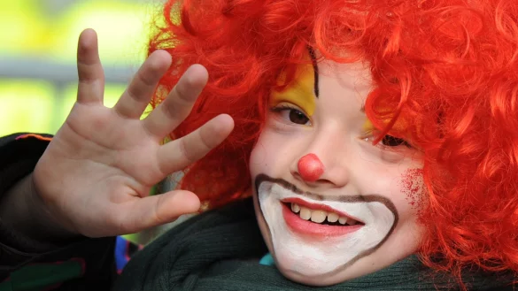 Kind als Clown verkleidet - &copy; Foto: Julian Stratenschulte/dpa