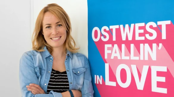 Steht hinter der Kampagne: Nora Bax, Deezer-Marketingleiterin f&uuml;r Deutschland, vor einem der Werbeposter. 
- &copy; Jasmina Striga