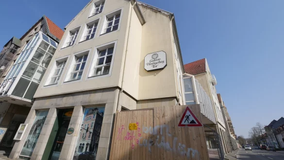 Das Parkhaus an der Hornschen Straße ist abgerissen. Die zur Langen Straße ausgerichteten Gebäude der „Galerie Hornsches Tor" sollen erstmalstehen bleiben.  - © Jost Wolf