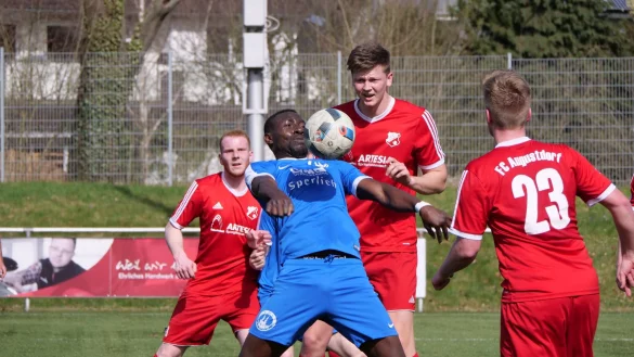 Gekonnte Ballannahme: Lemgos St&uuml;rmer Saliou Abou wird umzingelt von den Augustdorfern Andre Schreiber, Peter Neufeld und Marcel Mescheder. - &copy; J&ouml;rg Hagemann