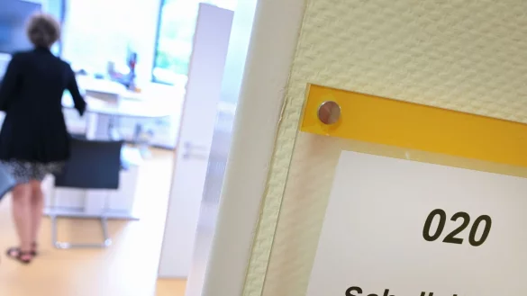 Das Land NRW will Schulleitungen entlasten – und wagt jetzt einen ungewohnten Schritt. - © Arne Dedert/dpa