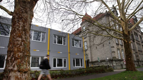 Ausweichort: W&auml;hrend der Sanierungen am Neubau des Leopoldinums findet der Unterricht zum Teil in Containern auf dem Parkplatz statt. - &copy; Archivfoto: Bernhard Preu&szlig;