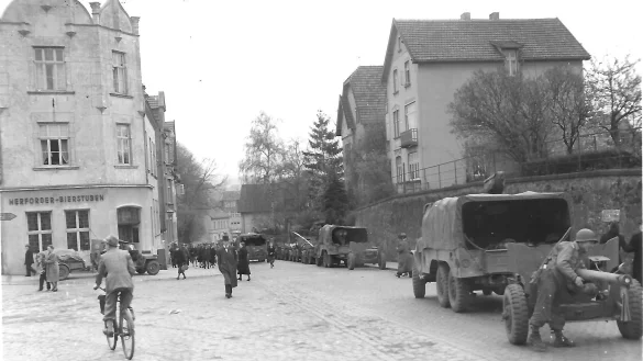 Bild vom Kriegsende in Bad Salzuflen: Es zeigt amerikanische Soldaten am Herforder Tor am 5. April 1945. - © Sammlung Stefan Wiesekopsieker