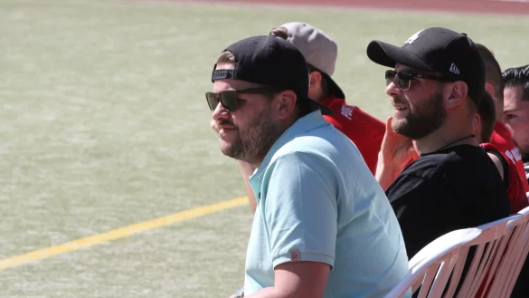 &Uuml;bt Kritik: Post-Obmann Michael Grundmann (mit Sonnenbrille). - &copy; Sebastian Lucas